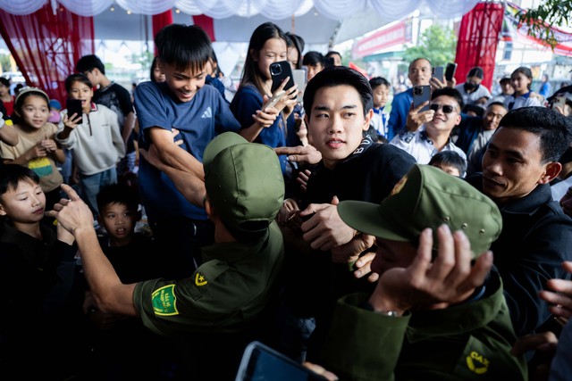 Đình Bắc gây sốt với visual sáng bừng: Trên sân là "vua phá lưới", về làng mở tiệc là hotboy vạn người mê- Ảnh 10.