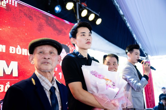 Ngay l&uacute;c n&agrave;y: 180 m&acirc;m l&agrave; chưa đủ, tiệc mừng Đ&igrave;nh Bắc đ&ocirc;ng k&iacute;n người từ đầu l&agrave;ng tới cuối x&oacute;m- Ảnh 5.