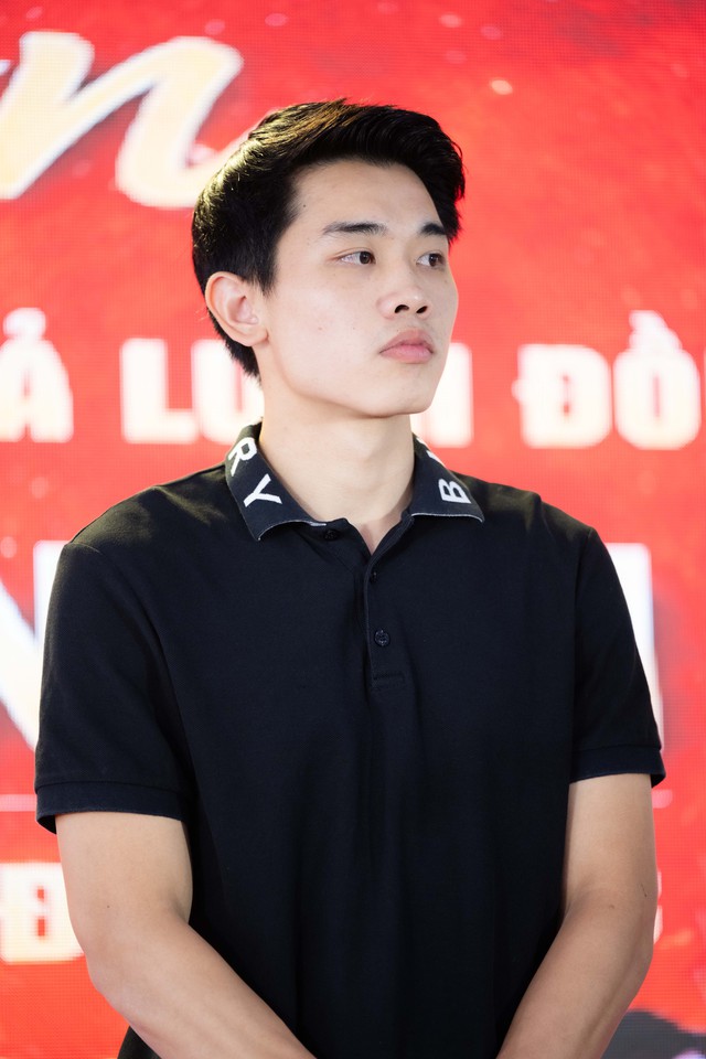 Đình Bắc gây sốt với visual sáng bừng: Trên sân là "vua phá lưới", về làng mở tiệc là hotboy vạn người mê- Ảnh 2.