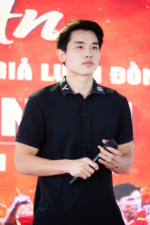 Đình Bắc gây sốt với visual sáng bừng: Trên sân là "vua phá lưới", về làng mở tiệc là hotboy vạn người mê- Ảnh 1.