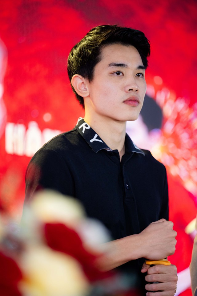 Ngay l&uacute;c n&agrave;y: 180 m&acirc;m l&agrave; chưa đủ, tiệc mừng Đ&igrave;nh Bắc đ&ocirc;ng k&iacute;n người từ đầu l&agrave;ng tới cuối x&oacute;m- Ảnh 6.