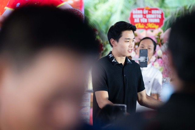 Đình Bắc gây sốt với visual sáng bừng: Trên sân là "vua phá lưới", về làng mở tiệc là hotboy vạn người mê- Ảnh 7.