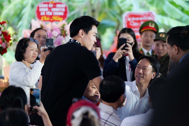 Đình Bắc gây sốt với visual sáng bừng: Trên sân là "vua phá lưới", về làng mở tiệc là hotboy vạn người mê- Ảnh 11.