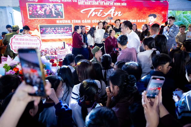 Ngay l&uacute;c n&agrave;y: 180 m&acirc;m l&agrave; chưa đủ, tiệc mừng Đ&igrave;nh Bắc đ&ocirc;ng k&iacute;n người từ đầu l&agrave;ng tới cuối x&oacute;m- Ảnh 10.