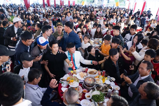 Đình Bắc gây sốt với visual sáng bừng: Trên sân là "vua phá lưới", về làng mở tiệc là hotboy vạn người mê- Ảnh 14.