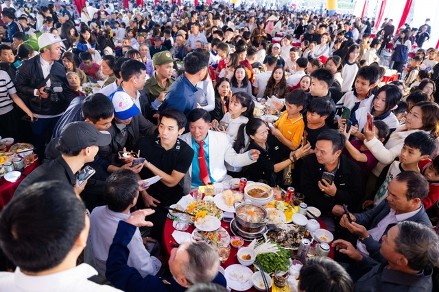 Ngay l&uacute;c n&agrave;y: 180 m&acirc;m l&agrave; chưa đủ, tiệc mừng Đ&igrave;nh Bắc đ&ocirc;ng k&iacute;n người từ đầu l&agrave;ng tới cuối x&oacute;m- Ảnh 11.