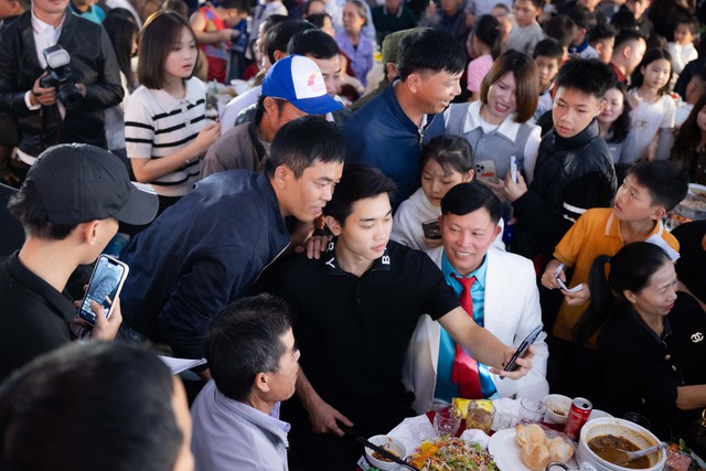 Đình Bắc gây sốt với visual sáng bừng: Trên sân là "vua phá lưới", về làng mở tiệc là hotboy vạn người mê- Ảnh 12.