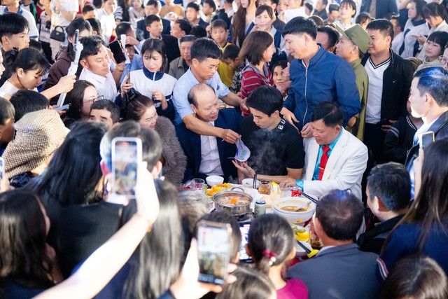 Ngay l&uacute;c n&agrave;y: 180 m&acirc;m l&agrave; chưa đủ, tiệc mừng Đ&igrave;nh Bắc đ&ocirc;ng k&iacute;n người từ đầu l&agrave;ng tới cuối x&oacute;m- Ảnh 12.