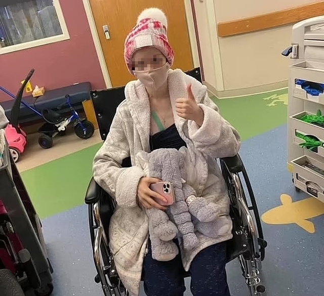 Học sinh cấp 2 đ&atilde; mắc ung thư đại trực tr&agrave;ng giai đoạn cuối, bố mẹ &ocirc;m nhau kh&oacute;c khi biết bỏ lỡ 1 dấu hiệu suốt 2 năm- Ảnh 1.