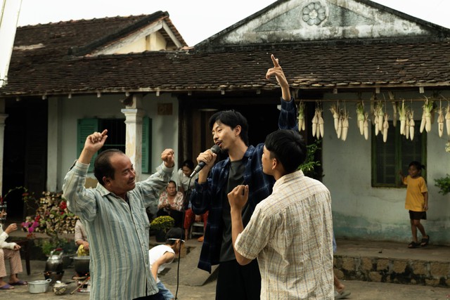 MV Tết PNJ x Đen: Những nỗ lực “Quý như Vàng” để con được “Vui như Tết”- Ảnh 2. MV Tết PNJ x Đen: Những nỗ lực “Quý như Vàng” để con được “Vui như Tết”- Ảnh 2.