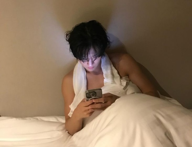 Đố ai đo&aacute;n được vị tr&iacute; số 1 trong 5 h&agrave;nh vi khiến nam giới "l&atilde;o h&oacute;a kh&ocirc;ng phanh", thức khuya ho&aacute; ra chỉ đứng cuối!- Ảnh 1.