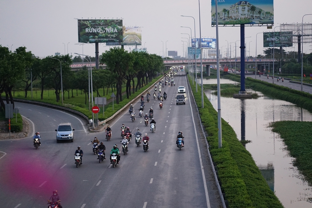 Cảnh tượng tr&ecirc;n c&aacute;c ngả đường H&agrave; Nội v&agrave; TP.HCM ng&agrave;y cuối kỳ nghỉ Tết Dương lịch- Ảnh 22.