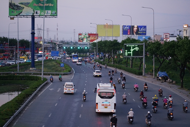 Cảnh tượng tr&ecirc;n c&aacute;c ngả đường H&agrave; Nội v&agrave; TP.HCM ng&agrave;y cuối kỳ nghỉ Tết Dương lịch- Ảnh 21.