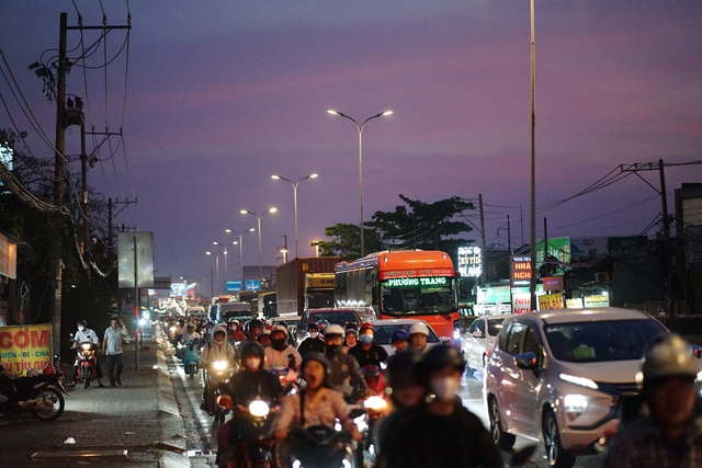 Cảnh tượng tr&ecirc;n c&aacute;c ngả đường H&agrave; Nội v&agrave; TP.HCM ng&agrave;y cuối kỳ nghỉ Tết Dương lịch- Ảnh 23.