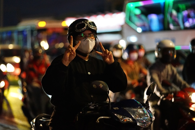 Cảnh tượng tr&ecirc;n c&aacute;c ngả đường H&agrave; Nội v&agrave; TP.HCM ng&agrave;y cuối kỳ nghỉ Tết Dương lịch- Ảnh 24.