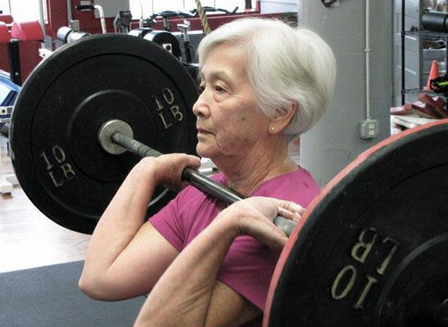 Chăm thể dục đến mấy sau 50 tuổi cũng n&ecirc;n tr&aacute;nh 3 nh&oacute;m b&agrave;i tập n&agrave;y, đ&atilde; kh&ocirc;ng khỏe l&ecirc;n c&ograve;n đẩy nhanh l&atilde;o h&oacute;a- Ảnh 2.