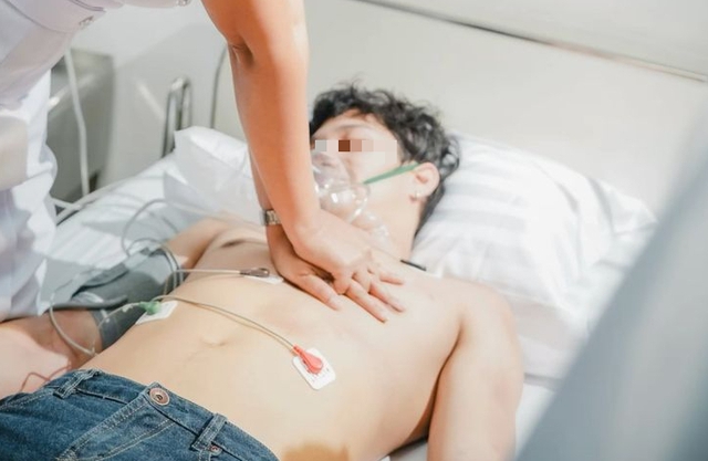 Liệt nửa người sau cơn đột quỵ ở tuổi 30, người đ&agrave;n &ocirc;ng cả đời sống trong &acirc;n hận v&igrave; 2 việc!- Ảnh 1.