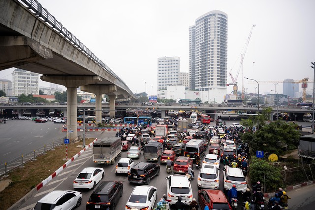 Người dân vượt rét mướt đi làm sau kỳ nghỉ lễ, hàng loạt tuyến đường ùn tắc- Ảnh 4. Người dân vượt rét mướt đi làm sau kỳ nghỉ lễ, hàng loạt tuyến đường ùn tắc- Ảnh 4.