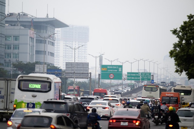 Người dân vượt rét mướt đi làm sau kỳ nghỉ lễ, hàng loạt tuyến đường ùn tắc- Ảnh 7. Người dân vượt rét mướt đi làm sau kỳ nghỉ lễ, hàng loạt tuyến đường ùn tắc- Ảnh 7.