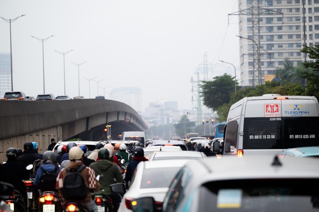 Người dân vượt rét mướt đi làm sau kỳ nghỉ lễ, hàng loạt tuyến đường ùn tắc- Ảnh 8. Người dân vượt rét mướt đi làm sau kỳ nghỉ lễ, hàng loạt tuyến đường ùn tắc- Ảnh 8.