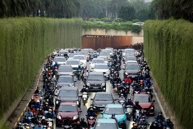 Người dân vượt rét mướt đi làm sau kỳ nghỉ lễ, hàng loạt tuyến đường ùn tắc- Ảnh 9. Người dân vượt rét mướt đi làm sau kỳ nghỉ lễ, hàng loạt tuyến đường ùn tắc- Ảnh 9.