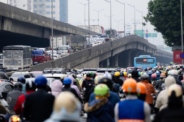 Người dân vượt rét mướt đi làm sau kỳ nghỉ lễ, hàng loạt tuyến đường ùn tắc- Ảnh 10. Người dân vượt rét mướt đi làm sau kỳ nghỉ lễ, hàng loạt tuyến đường ùn tắc- Ảnh 10.