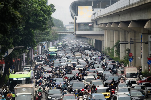 Người dân vượt rét mướt đi làm sau kỳ nghỉ lễ, hàng loạt tuyến đường ùn tắc- Ảnh 11. Người dân vượt rét mướt đi làm sau kỳ nghỉ lễ, hàng loạt tuyến đường ùn tắc- Ảnh 11.