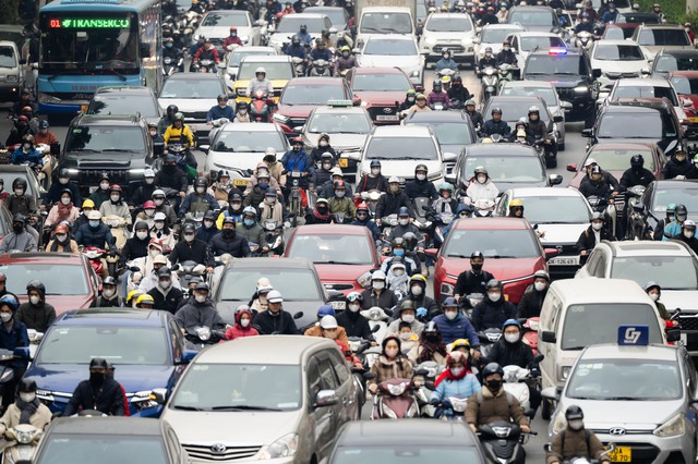 Người dân vượt rét mướt đi làm sau kỳ nghỉ lễ, hàng loạt tuyến đường ùn tắc- Ảnh 12. Người dân vượt rét mướt đi làm sau kỳ nghỉ lễ, hàng loạt tuyến đường ùn tắc- Ảnh 12.