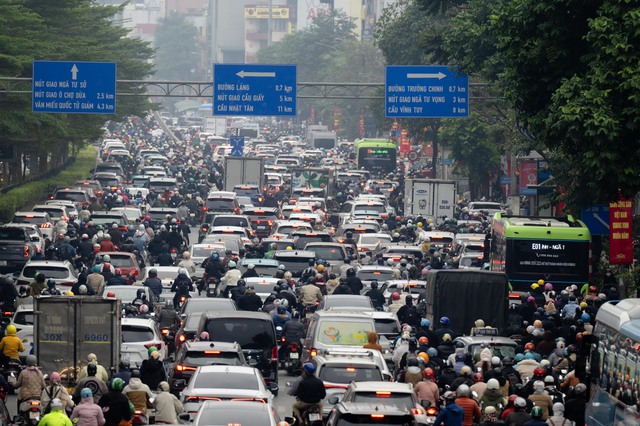 Người dân vượt rét mướt đi làm sau kỳ nghỉ lễ, hàng loạt tuyến đường ùn tắc- Ảnh 13. Người dân vượt rét mướt đi làm sau kỳ nghỉ lễ, hàng loạt tuyến đường ùn tắc- Ảnh 13.