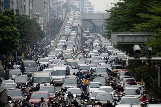 Người dân vượt rét mướt đi làm sau kỳ nghỉ lễ, hàng loạt tuyến đường ùn tắc- Ảnh 14. Người dân vượt rét mướt đi làm sau kỳ nghỉ lễ, hàng loạt tuyến đường ùn tắc- Ảnh 14.