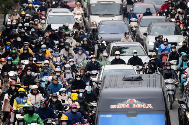 Người dân vượt rét mướt đi làm sau kỳ nghỉ lễ, hàng loạt tuyến đường ùn tắc- Ảnh 1. Người dân vượt rét mướt đi làm sau kỳ nghỉ lễ, hàng loạt tuyến đường ùn tắc- Ảnh 1.