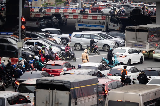 Người dân vượt rét mướt đi làm sau kỳ nghỉ lễ, hàng loạt tuyến đường ùn tắc- Ảnh 5. Người dân vượt rét mướt đi làm sau kỳ nghỉ lễ, hàng loạt tuyến đường ùn tắc- Ảnh 5.