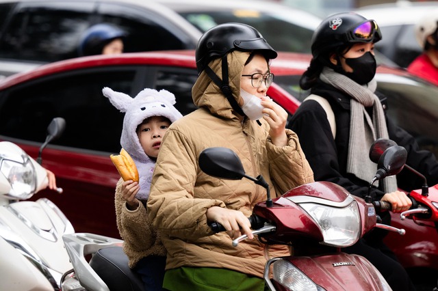 Người dân vượt rét mướt đi làm sau kỳ nghỉ lễ, hàng loạt tuyến đường ùn tắc- Ảnh 6. Người dân vượt rét mướt đi làm sau kỳ nghỉ lễ, hàng loạt tuyến đường ùn tắc- Ảnh 6.