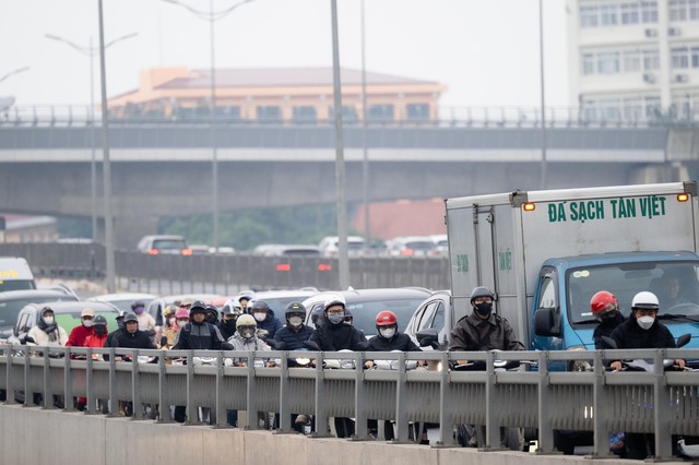 Người dân vượt rét mướt đi làm sau kỳ nghỉ lễ, hàng loạt tuyến đường ùn tắc- Ảnh 3. Người dân vượt rét mướt đi làm sau kỳ nghỉ lễ, hàng loạt tuyến đường ùn tắc- Ảnh 3.