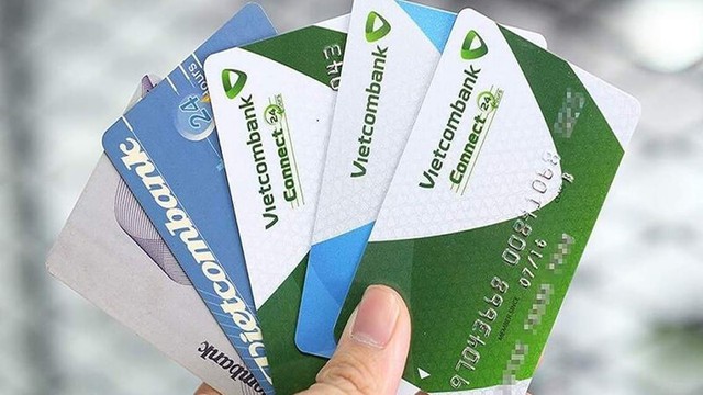 Từ nay, mở thẻ t&iacute;n dụng Vietcombank, Agribank v&agrave; BIDV... đều phải trực tiếp ra ng&acirc;n h&agrave;ng- Ảnh 1.