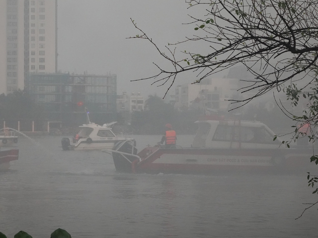 Du thuyền trên sông Sài Gòn bốc cháy, khói bốc cao hàng chục mét- Ảnh 9. Du thuyền trên sông Sài Gòn bốc cháy, khói bốc cao hàng chục mét- Ảnh 9.