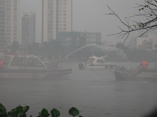 Du thuyền trên sông Sài Gòn bốc cháy, khói bốc cao hàng chục mét- Ảnh 8. Du thuyền trên sông Sài Gòn bốc cháy, khói bốc cao hàng chục mét- Ảnh 8.