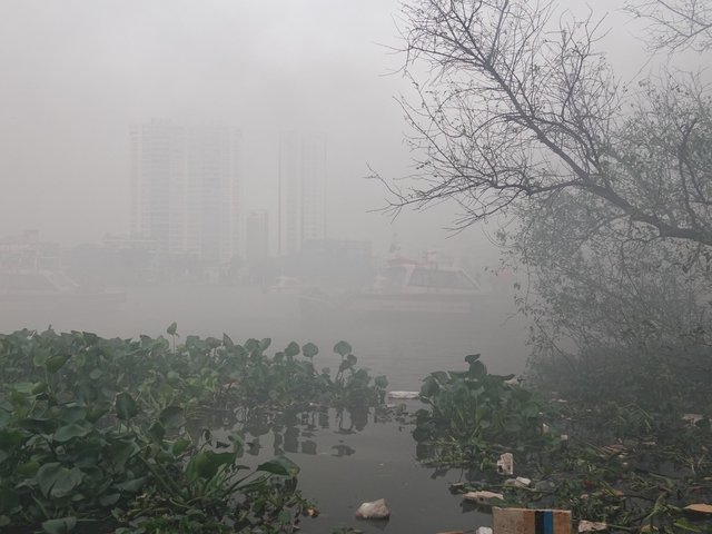 Du thuyền trên sông Sài Gòn bốc cháy, khói bốc cao hàng chục mét- Ảnh 7. Du thuyền trên sông Sài Gòn bốc cháy, khói bốc cao hàng chục mét- Ảnh 7.