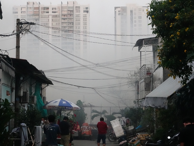 Du thuyền trên sông Sài Gòn bốc cháy, khói bốc cao hàng chục mét- Ảnh 6. Du thuyền trên sông Sài Gòn bốc cháy, khói bốc cao hàng chục mét- Ảnh 6.
