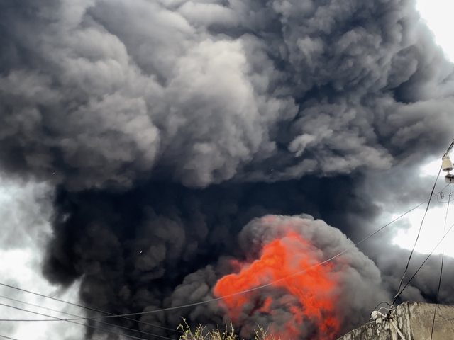 Du thuyền trên sông Sài Gòn bốc cháy, khói bốc cao hàng chục mét- Ảnh 3. Du thuyền trên sông Sài Gòn bốc cháy, khói bốc cao hàng chục mét- Ảnh 3.