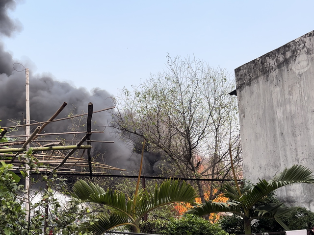 Du thuyền trên sông Sài Gòn bốc cháy, khói bốc cao hàng chục mét- Ảnh 4. Du thuyền trên sông Sài Gòn bốc cháy, khói bốc cao hàng chục mét- Ảnh 4.