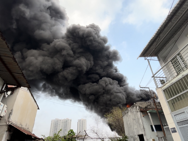 Du thuyền trên sông Sài Gòn bốc cháy, khói bốc cao hàng chục mét- Ảnh 5. Du thuyền trên sông Sài Gòn bốc cháy, khói bốc cao hàng chục mét- Ảnh 5.