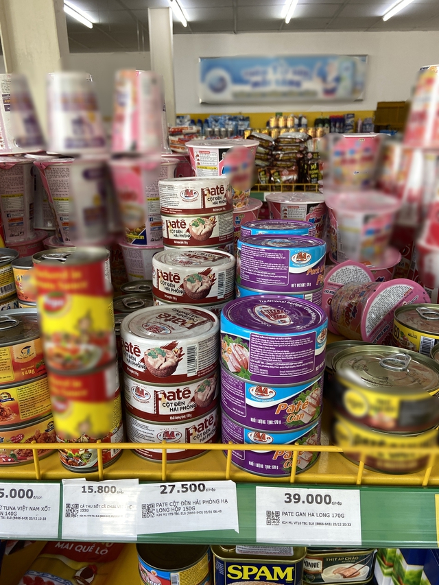 Sau vụ ph&aacute;t hiện 120 tấn thịt heo bệnh, h&agrave;ng loạt sản phẩm Đồ hộp Hạ Long vẫn xuất hiện tại nhiều si&ecirc;u thị, c&oacute; nơi c&ograve;n &ldquo;ch&aacute;y h&agrave;ng&rdquo;- Ảnh 2.