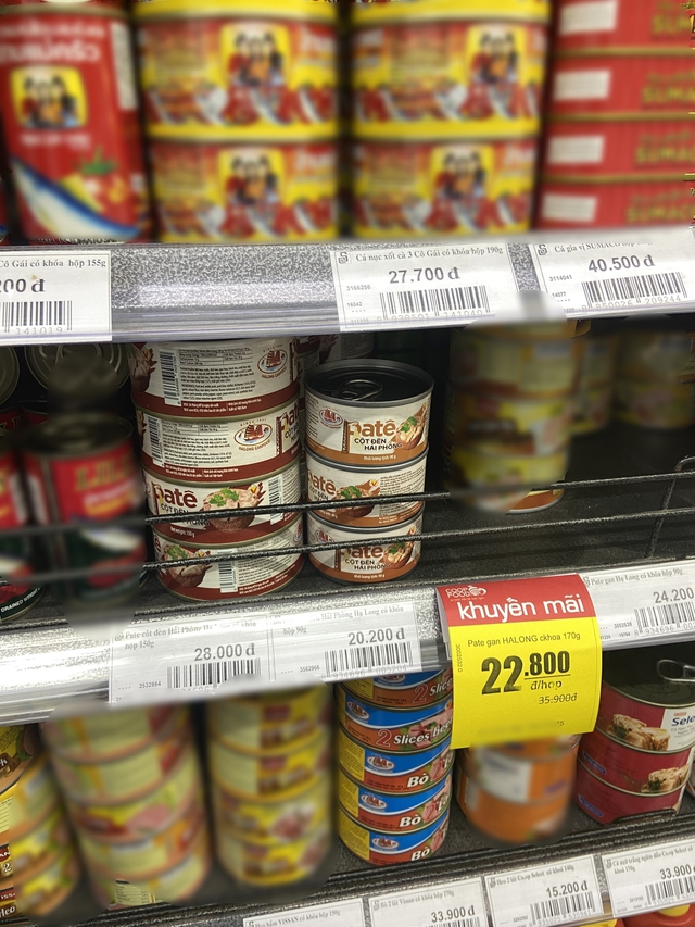 Sau vụ ph&aacute;t hiện 120 tấn thịt heo bệnh, h&agrave;ng loạt sản phẩm Đồ hộp Hạ Long vẫn xuất hiện tại nhiều si&ecirc;u thị, c&oacute; nơi c&ograve;n &ldquo;ch&aacute;y h&agrave;ng&rdquo;- Ảnh 4.