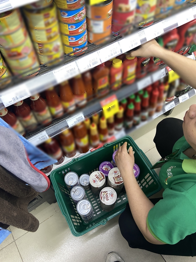 Sau vụ ph&aacute;t hiện 120 tấn thịt heo bệnh, h&agrave;ng loạt sản phẩm Đồ hộp Hạ Long vẫn xuất hiện tại nhiều si&ecirc;u thị, c&oacute; nơi c&ograve;n &ldquo;ch&aacute;y h&agrave;ng&rdquo;- Ảnh 5.