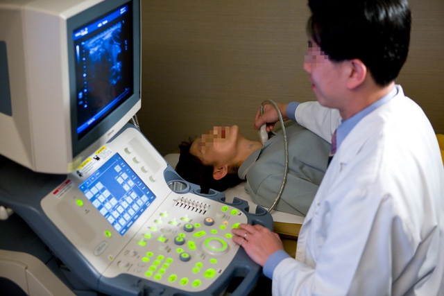 8 người một nh&agrave; c&ugrave;ng mắc ung thư tuyến gi&aacute;p, b&aacute;c sĩ nhắc nhở: Thấy 5 thay đổi n&agrave;y, e rằng "tế b&agrave;o ung thư" đ&atilde; lớn- Ảnh 4.