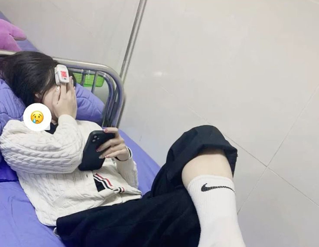 8 người một nh&agrave; c&ugrave;ng mắc ung thư tuyến gi&aacute;p, b&aacute;c sĩ nhắc nhở: Thấy 5 thay đổi n&agrave;y, e rằng "tế b&agrave;o ung thư" đ&atilde; lớn- Ảnh 1.