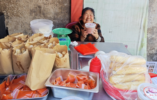 Về Hải Ph&ograve;ng gặp người b&aacute;n pate truyền thống, lượng kh&aacute;ch giảm 60%: &ldquo;Ch&uacute;ng t&ocirc;i kh&ocirc;ng c&oacute; quan hệ g&igrave; với pate Cột Đ&egrave;n kia&rdquo;- Ảnh 7.