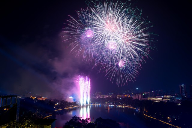 Đ&uacute;ng 21h ng&agrave;y 10/10, 7.000 đơn vị ph&aacute;o hoa rực s&aacute;ng bầu trời H&agrave; Nội - Ảnh 27.