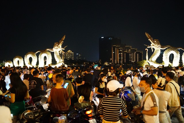 Đúng 21h ngày 10/10, 7.000 đơn vị pháo hoa rực sáng bầu trời Hà Nội - Ảnh 15. Đúng 21h ngày 10/10, 7.000 đơn vị pháo hoa rực sáng bầu trời Hà Nội - Ảnh 15.